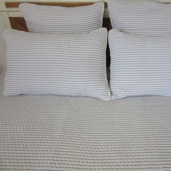 Ami Bedspread Queen White/Charcoal